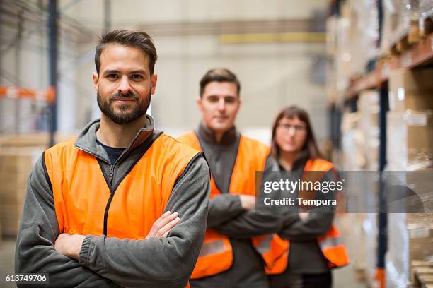 los trabajadores de almacén retrato en monos de trabajo - casco de trabajo fotografías e imágenes de stock