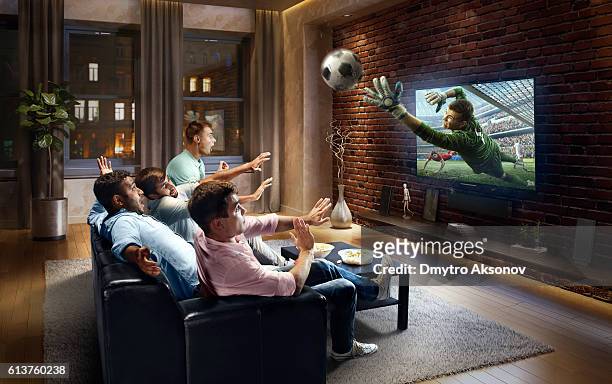studenti che guardano una partita di calcio molto realistica in tv - calciare foto e immagini stock