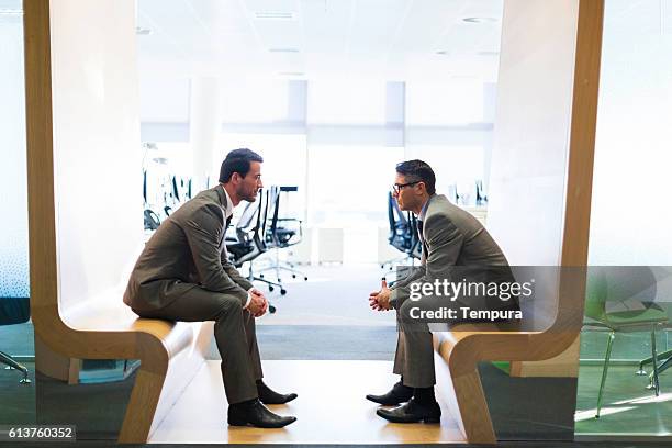 reunión de negocios en una oficina moderna. - confidential palabra en inglés fotografías e imágenes de stock