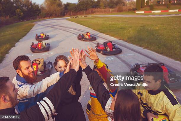 amigos no parque de diversões - corrida de cart - fotografias e filmes do acervo