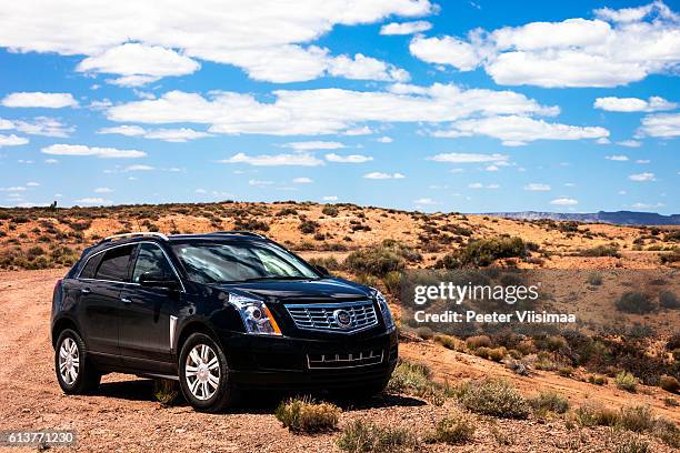 cadillac srx. - cadillac stockfoto's en -beelden