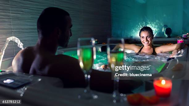 fotos e imágenes de Jacuzzi Couple - Getty Images fotos e imágenes de Jacuzzi Couple - Getty Images