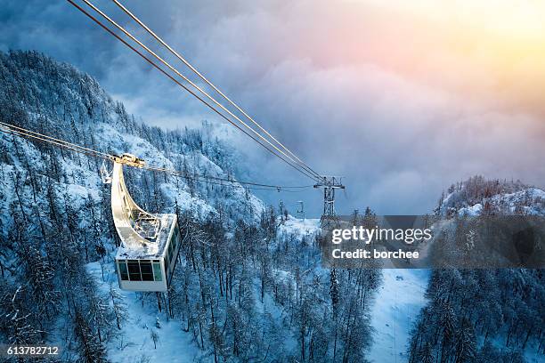 seilbahn über dem nebel - gondel stock-fotos und bilder