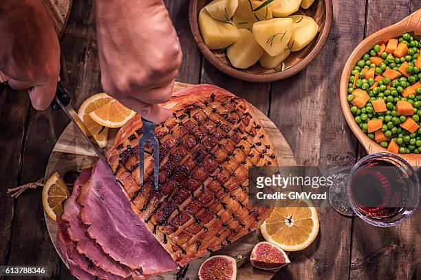 glazed holiday ham with cloves served for dinner - glazed ham imagens e fotografias de stock