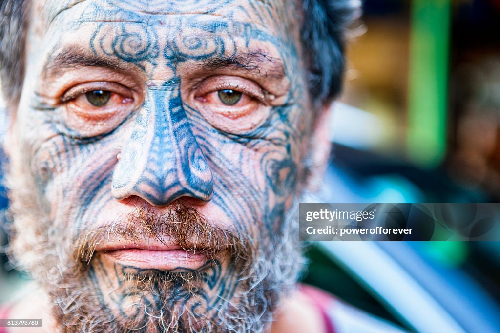 Porträt des Mannes von Denori mit traditionellen Tätowierungen im Gesicht von Té Moko