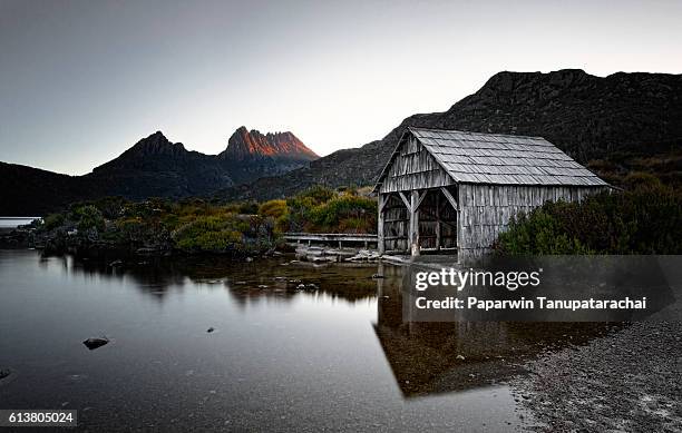 cradle mountain - boathouse australia stock pictures, royalty-free photos & images