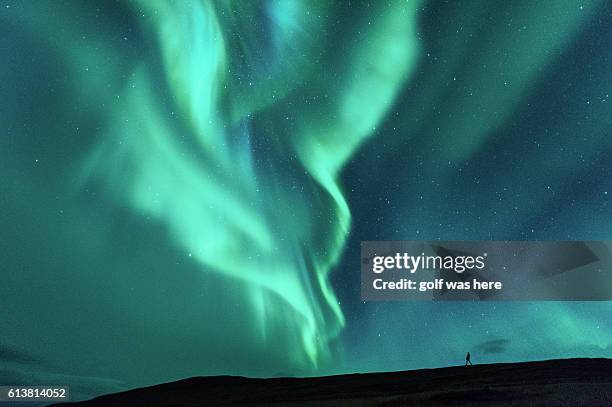 aurora display - noorderlicht sterren stockfoto's en -beelden