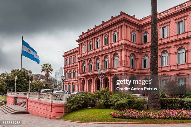 casa rosada, plaza de mayo, buenos aires, argentina. - buenos aires plaza de mayo stockfoto's en -beelden