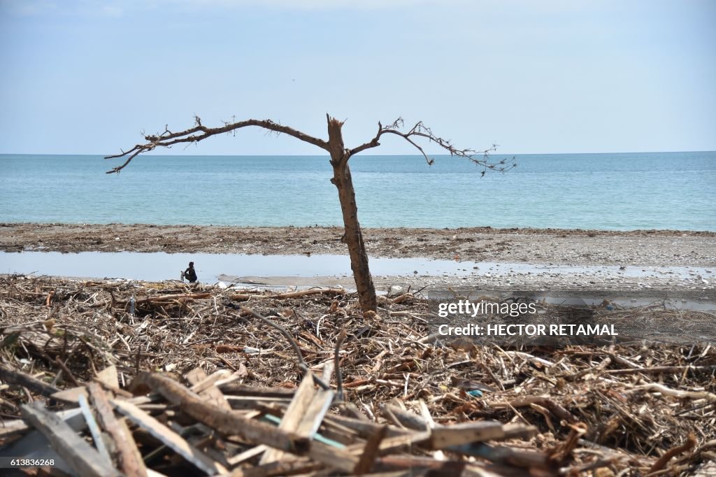 TOPSHOT-HAITI-HURRICANE-MATTHEW-AFTERMATH