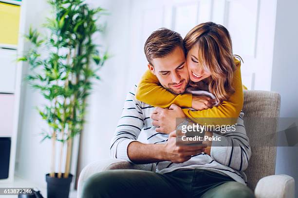 posting on the social media network - couple smartphone stockfoto's en -beelden