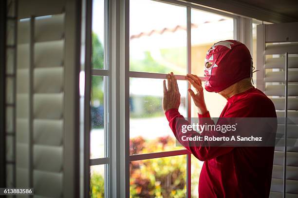 mexican luchador looking thru the windows - realismo conceptual imagens e fotografias de stock