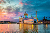 Sultan Omar Ali Saifuddin Mosque, Brunei at twilight
