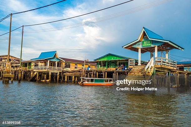 kampong ayer pueblo flotante en brunéi - brunei fotografías e imágenes de stock