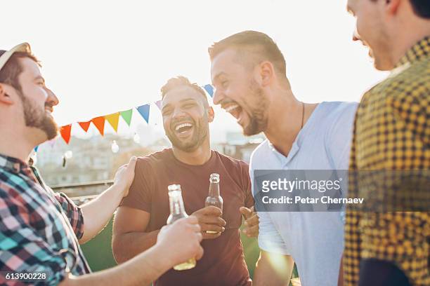 boys having drinks and fun - 男性告別單身派對 個照片及圖片檔
