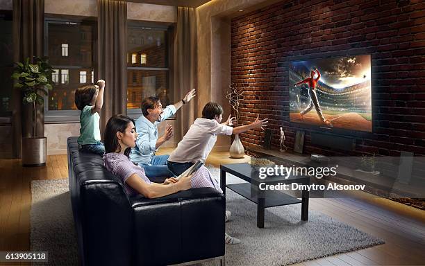 familia con niños animando y viendo el juego de béisbol en la televisión - baseball mom fotografías e imágenes de stock