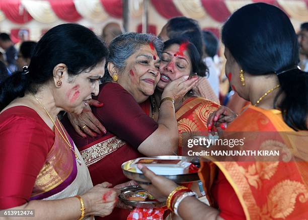 Sindhara Rituals 165 Sindhoor Khela Stock Photos, High-Res Pictures, and Images - Getty ...