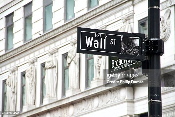 wallstreet signage - wall street lower manhattan stock-fotos und bilder