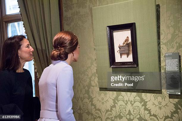 Mauritshuis Director Emilie Gordenker shows Catherine, Duchess of Cambridge the 'The Goldfinch' by Carel Fabritius as she visits the Mauritshuis...