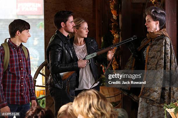 The Other Shoe" - As Storybrooke continues to welcome the new arrivals from the Land of Untold Stories, families, friends and even long-lost enemies...