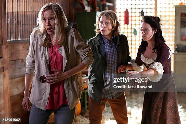 The Other Shoe" - As Storybrooke continues to welcome the new arrivals from the Land of Untold Stories, families, friends and even long-lost enemies...