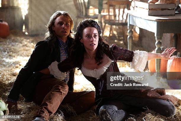 The Other Shoe" - As Storybrooke continues to welcome the new arrivals from the Land of Untold Stories, families, friends and even long-lost enemies...