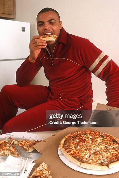 Casual portrait of Auburn Charles Barkley eating pizza during photo shoot. Auburn, AL 3/2/1984 CREDIT: George Tiedemann