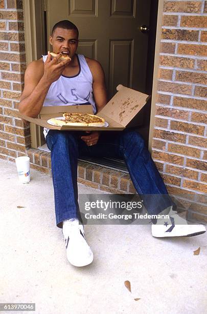 Casual portrait of Auburn Charles Barkley eating pizza during photo shoot. Auburn, AL 3/2/1984 CREDIT: George Tiedemann