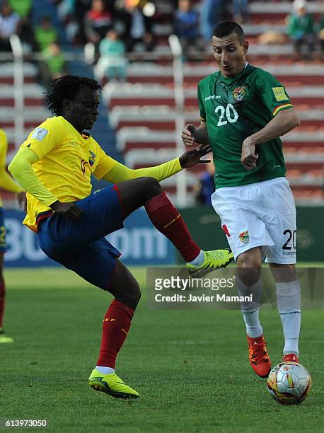 Juan Carlos Paredes of Ecuador fights for the ball with Pablo Escobar of Bolivia during a match between Bolivia and Ecuador as part of FIFA 2018...