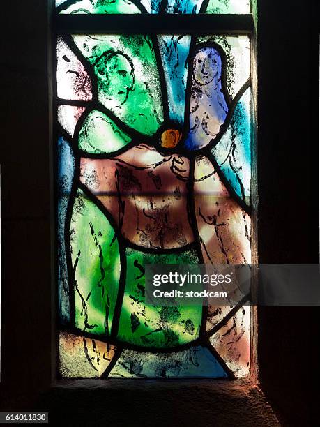 ventana de chagall en la iglesia de todos los santos, kent, reino unido - marc chagall fotografías e imágenes de stock