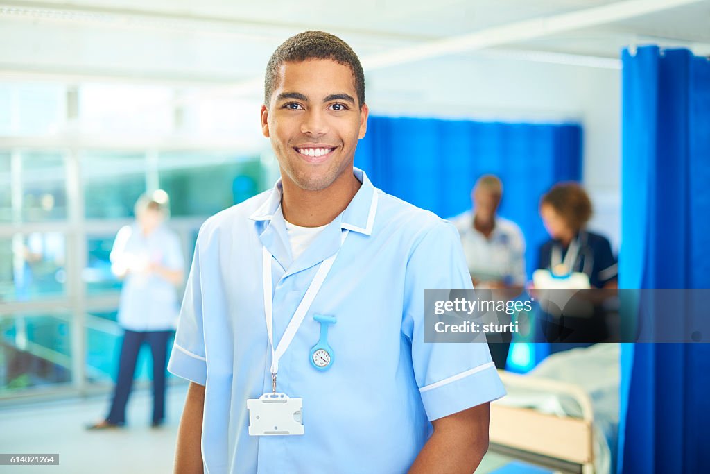 Orgulhoso jovem estudante enfermeira na enfermaria