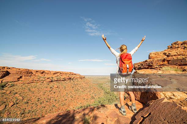 el senderismo de la mujer celebra el logro en la cima de la montaña - kings canyon fotografías e imágenes de stock