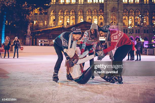 permetteteci di aiutarvi a - pista di pattinaggio su ghiaccio foto e immagini stock