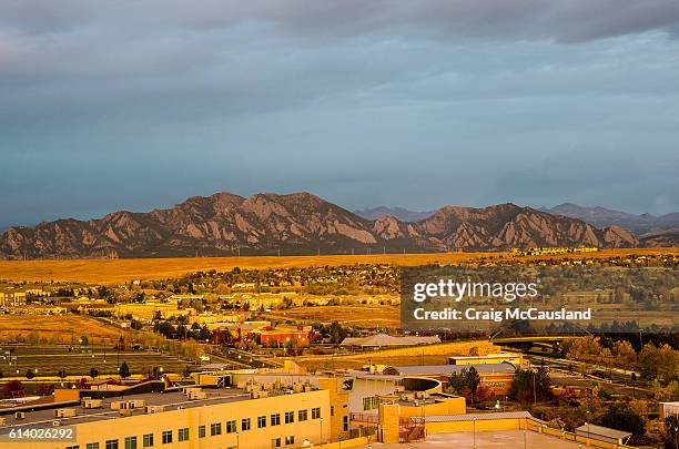 broomfield, dans le colorado, et de la chaîne de montagnes de flatiron - broomfield colorado photos et images de collection