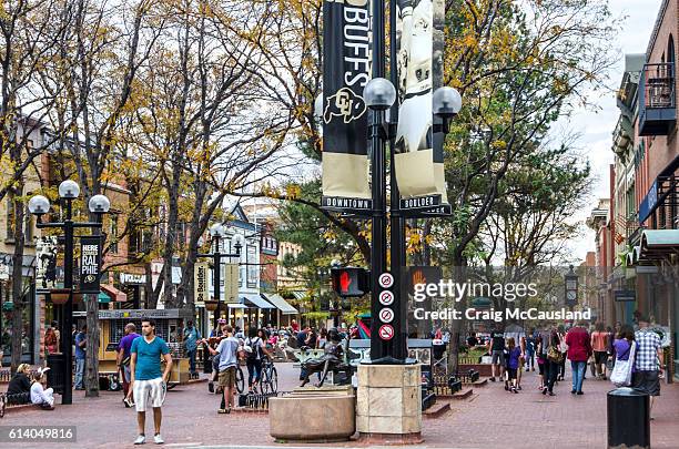 downtown boulder, colorado and the pearl street mall - boulder co stockfoto's en -beelden