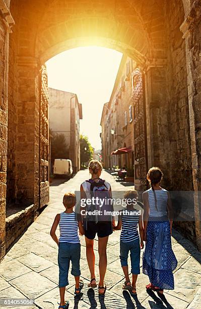 familie zu besuch in der italienischen stadt volterra, toskana - volterra stock-fotos und bilder