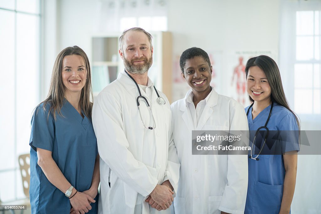 Ärzte stehen mit ihren Mitarbeitern