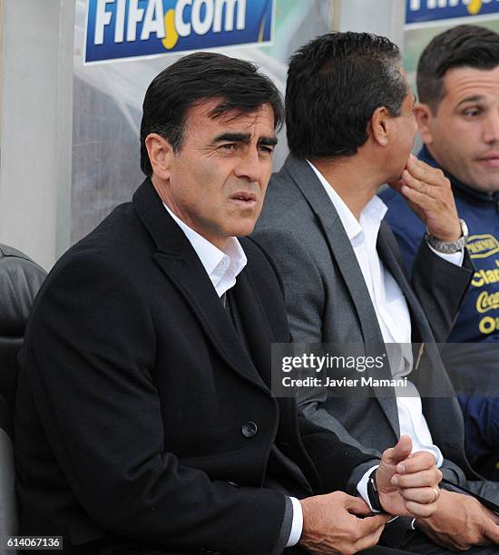 Gustavo Quinteros coach of Ecuador looks on during a match between Bolivia and Ecuador as part of FIFA 2018 World Cup Qualifiers at Hernando Siles...