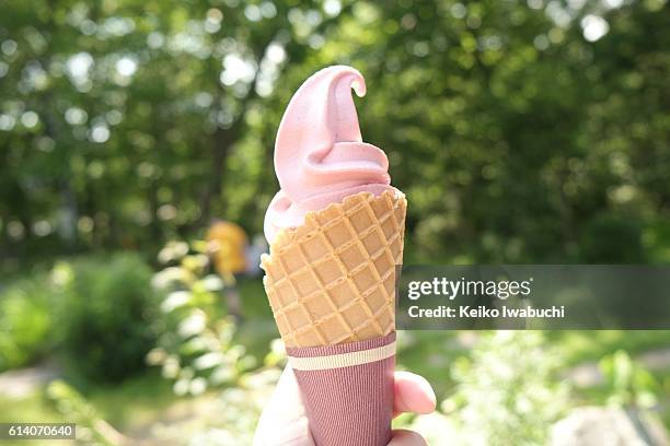 soft serve ice cream - aardbeienijs stockfoto's en -beelden