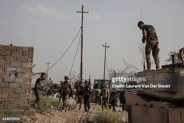 The 5th of JUNE 2016."nThe first houses of Fallujah are reached by the Golden Division. Units are sent to search it."n"nPhoto Laurent Van der Stockt...