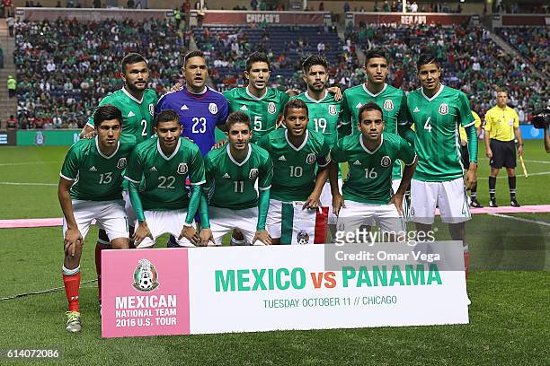 Players of Mexico pose prior the International Friendly Match between Mexico and Panama at Toyota Park on October 11, 2016 in Chicago, United States.