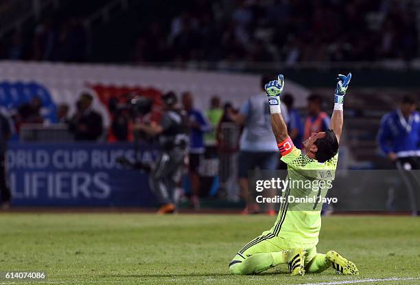 Justo Villar goalkeeper of Paraguay celebrates after a match between Argentina and Paraguay as part of FIFA 2018 World Cup Qualifiers at Mario...