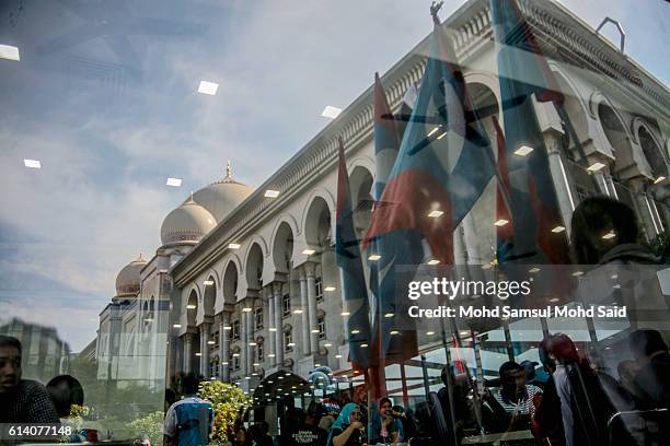 Former Malaysian opposition leader Anwar Ibrahim supporters gathering outside the courthouse during Anwar Ibrahim hearing in sodomy case on October...