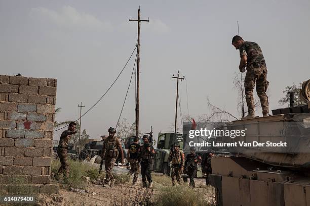 The 5th of JUNE 2016."nThe first houses of Fallujah are reached by the Golden Division. Units are sent to search it."n"nPhoto Laurent Van der Stockt...