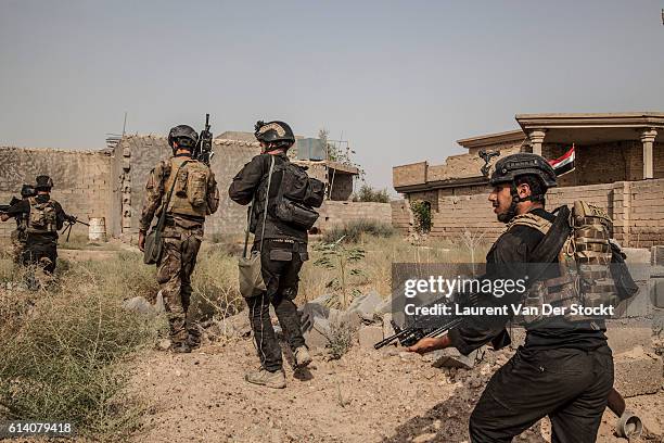 The 5th of JUNE 2016."nThe first houses of Fallujah are reached by the Golden Division. Units are sent to search it."n"nPhoto Laurent Van der Stockt...