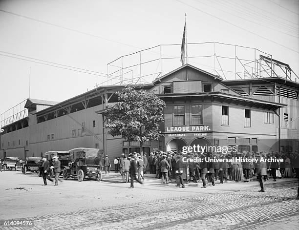 Crowd outside of League Park, Cleveland, Ohio, USA, circa 1909.