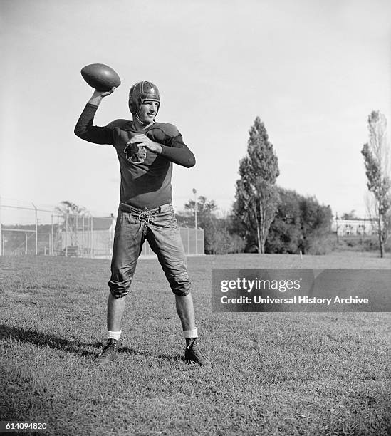 Sam Baugh 72,055 Vintage Nfl Football Stock Photos, High-Res Pictures, and Images ...