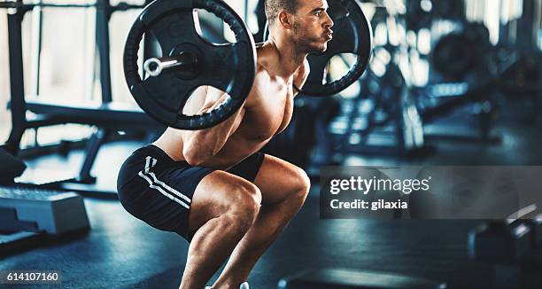 leg day at the gym. - squatting position 個照片及圖片檔