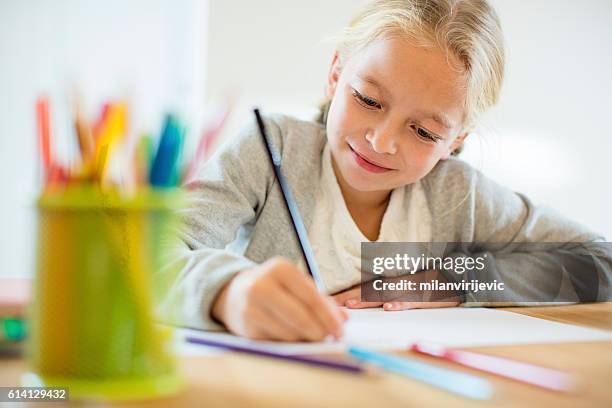 doing homework - child drawing stockfoto's en -beelden