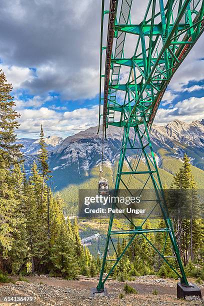 gondola to the top of sulphur mountain,banff - sulphur mountain fotografías e imágenes de stock