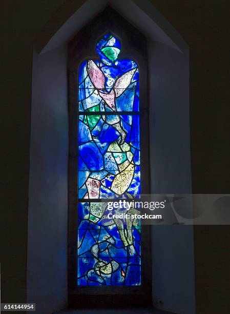 ventana de chagall en la iglesia de todos los santos, kent, reino unido - marc chagall fotografías e imágenes de stock